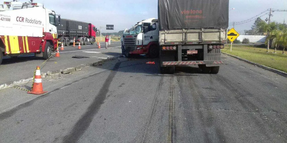 Caminhão que teria sido fechado atinge ponto de ônibus em cheio e criança morre na BR-277 | Divulgação
