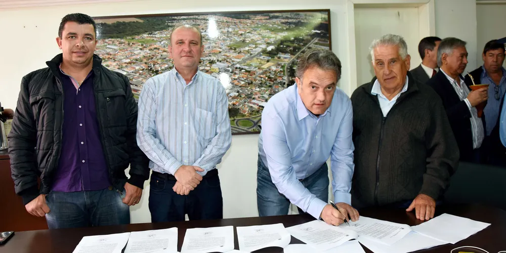 Imagem ilustrativa da imagem Blum e Plauto assinam convênio para pavimentação