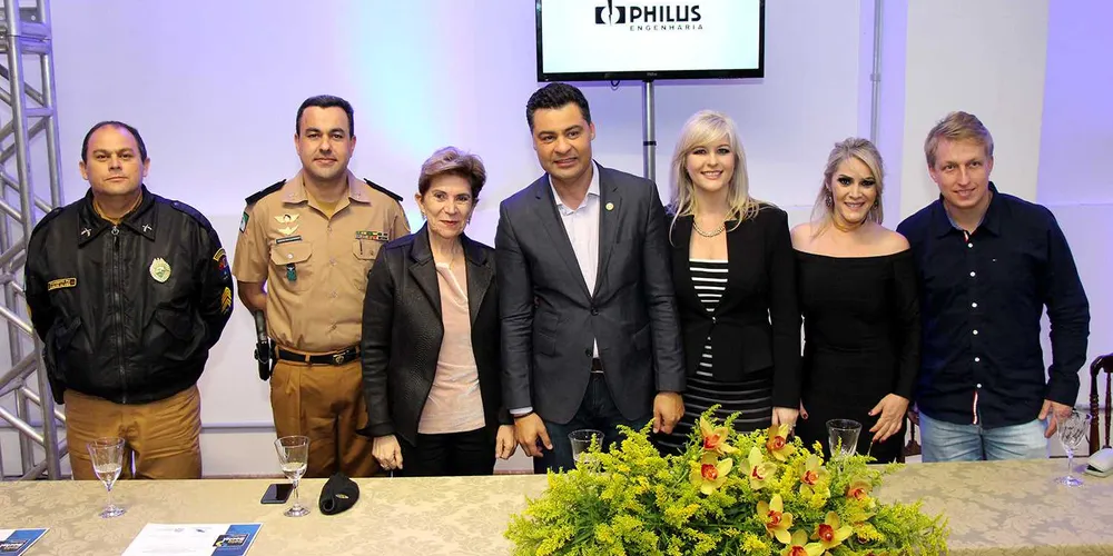 Representando o Batalhão de Patrulha Escolar Comunitária e PROERD, Tentente Cleverson Luis Severino, representante da 5ª Companhia do Batalhão da Policia Rodoviária da Polícia Militar do Paraná, Sargento Carlos Alves, vice prefeita Elizabeth Schmidt, Marcelo Rangel, Simone K. Oliveira, Isane Gewehr, vereador Rudolf Christensen