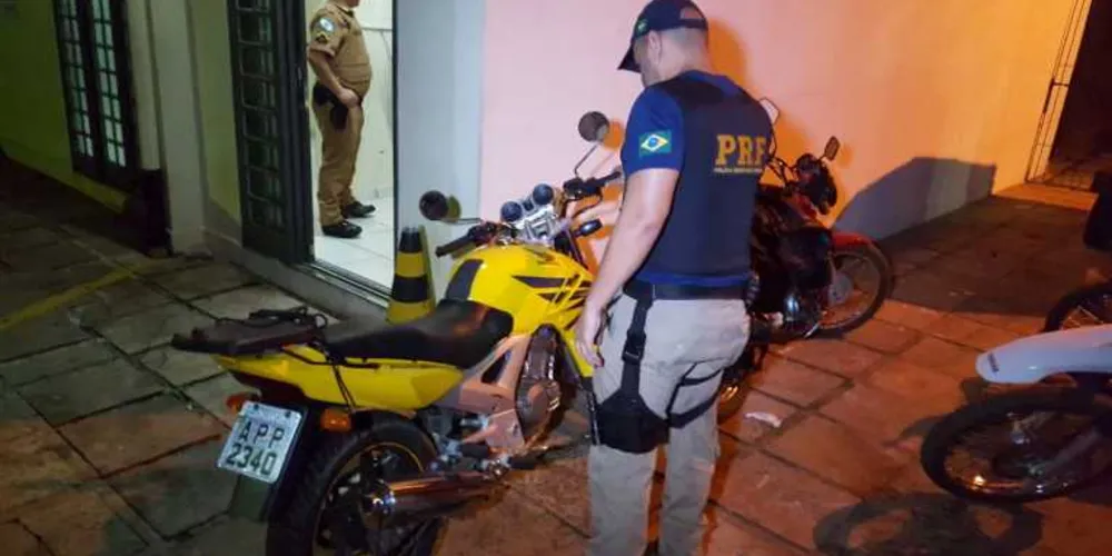 Imagem ilustrativa da imagem PRF apreende moto após acidente na BR-376