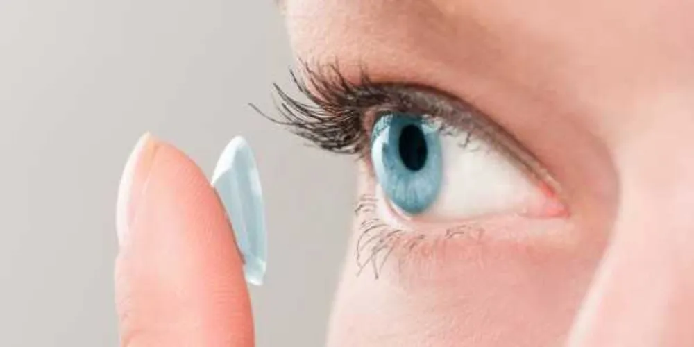 Mulher descobre que tinha 27 lentes de contato em apenas um olho/Foto: Divulgação 