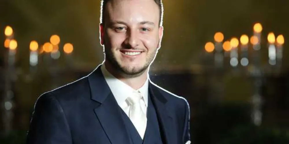 FELICITAÇÕES - Airton J. D. Coradassi Filho também receberá as felicitações pelo seu aniversário, nesta terça feira (18).  Airton é advogado, e atualmente faz parte da equipe de profissionais do escritório Wambier, Bevervanço, Lima e Lobo, na unidade Ponta Grossa. A data será celebrada com um jantar italiano para seleto grupo de amigos, no próximo sábado (22).  O jantar está sendo cuidado especialmente por sua esposa, Lais Coradassi. Da coluna RC os votos de plenas realizações.

