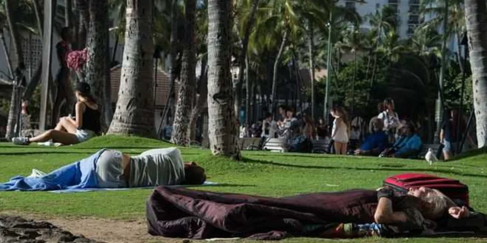 Sem-teto dormem perto da renomada praia havaiana de Waikiki/Foto: Divulgação GETTY IMAGES