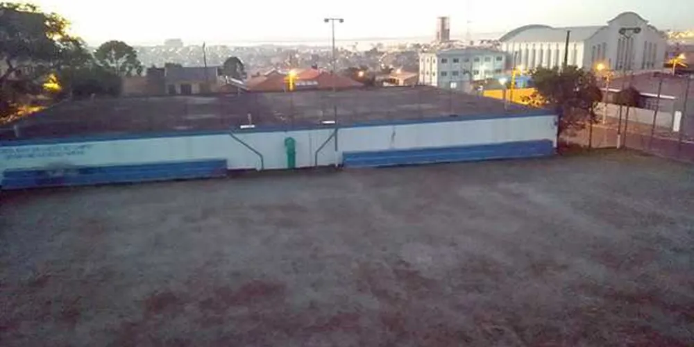 Campo de futebol no Jardim Carvalho amanheceu coberto por fina camada de gelo | Divulgação/aRede