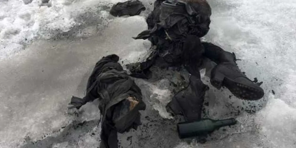 Roupas e objetos do casal, que a polícia diz serem do período da Segunda Guerra, foram encontrados primeiro/Foto: Divulgação GLACIER 3000
