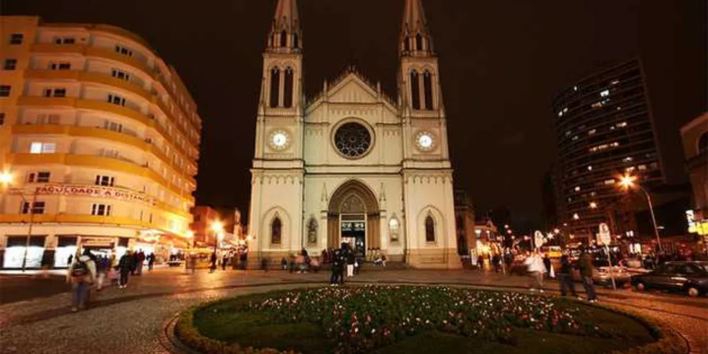 O corpo foi encontrado na Praça Tiradentes, no centro de Curitiba