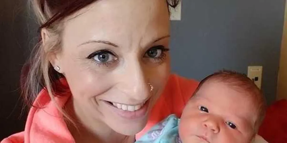 A vida dos pais e da bebê começou a virar de cabeça para baixo seis dias após o nascimento dela