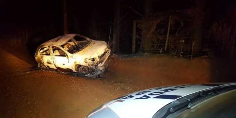 Imagem ilustrativa da imagem Ladrões roubam e incendeiam carro de Guarda Municipal