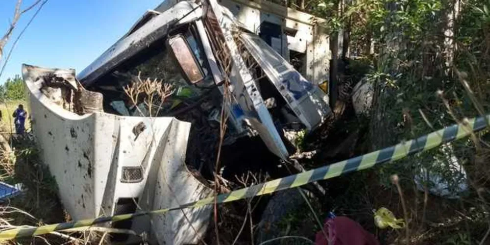 Imagem ilustrativa da imagem Caminhoneiro morre em grave acidente na BR-277