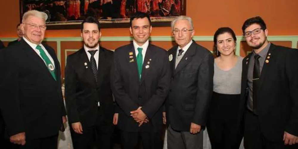DESTAQUE – Recentemente aconteceu a tomada de posse da Nova Diretoria do Lions Clube Ponta Grossa Centro e do Leo Clube Ponta Grossa Centro. Na ocasião, o Presidente Jorge dos Santos Avila foi reeleito no Lions Clube Ponta Grossa Centro e o Everton Brandelero assumiu a presidência do Leo Clube Ponta Grossa Centro. No registro especial, Aymoré de Moraes, Paulo Pereira, Jorge dos Santos Avila, Bruna Alexandrino, Luis Chociai. 