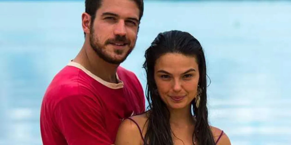 Jeiza recebe flores de Caio e Zeca descobre/Foto: Divulgação 