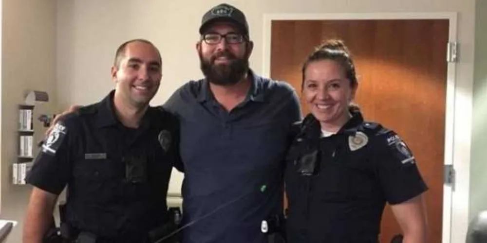 John Ogburn abraça os policiais que o socorreram, em Charlotte, nos EUA