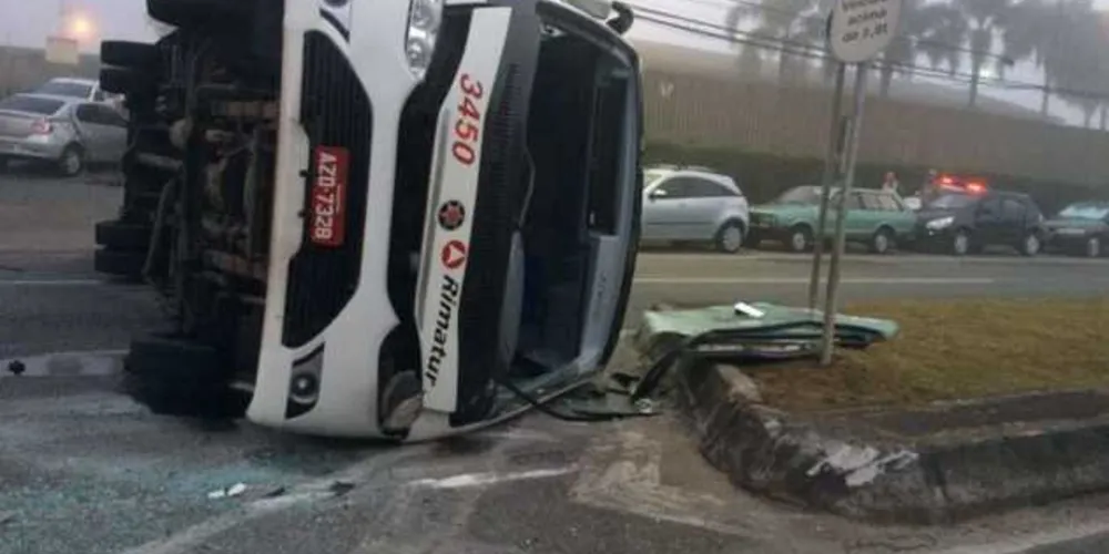 Com o impacto, o coletivo tombou na pista. Ninguém se feriu/Foto: Divulgação Banda B