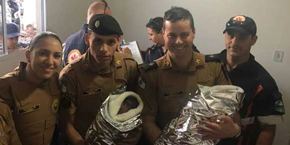 Policiais resgataram gêmeas recém-nascidas abandonadas em terreno baldio | Divulgação
