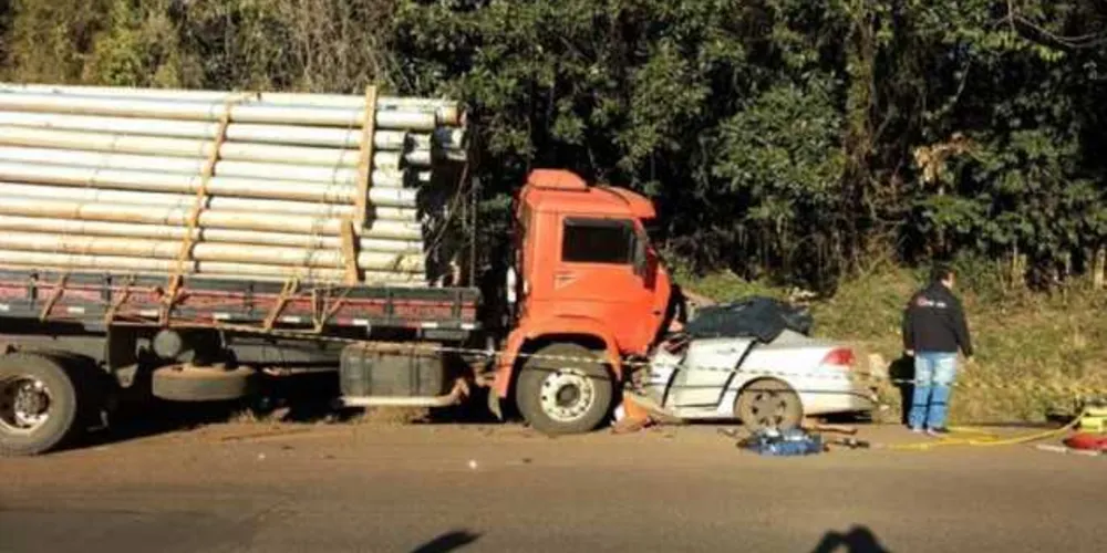Acidente envolveu um caminhão com placas de Guarapuava e um veículo GM Vectra, com placas de Pitanga