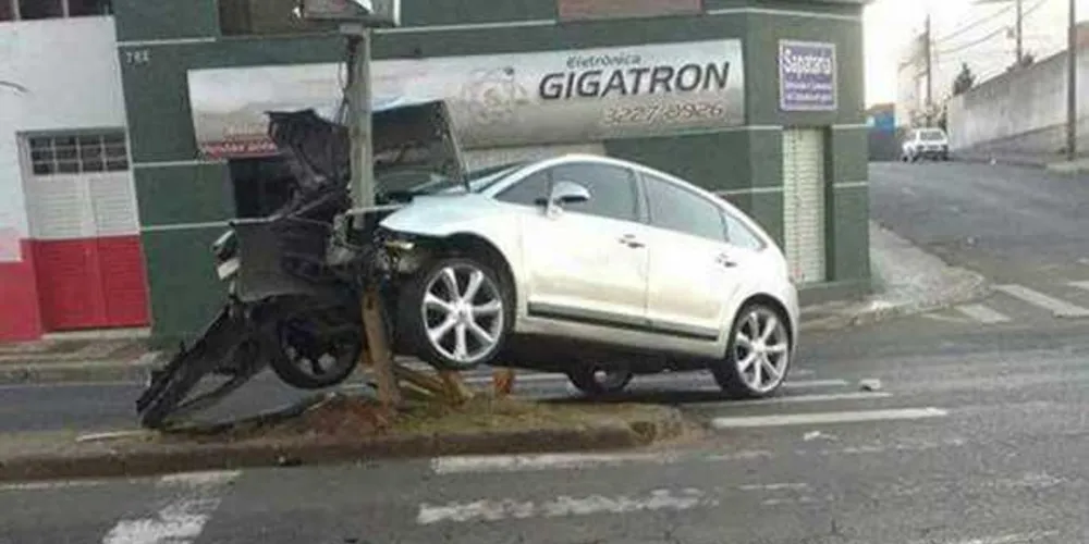 Depois do acidente, motorista abandonou veículo no local e ainda não foi encontrado | Divulgação