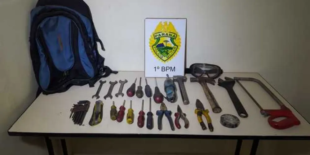 Suspeito foi flagrado ainda dentro do estabelecimento com dezenas de ferramentas | aRede/COP