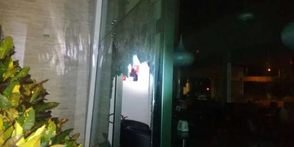 Ladrões quebraram portas de vidro, renderam o vigilante e tentaram arrombar o cofre | aRede/COP
