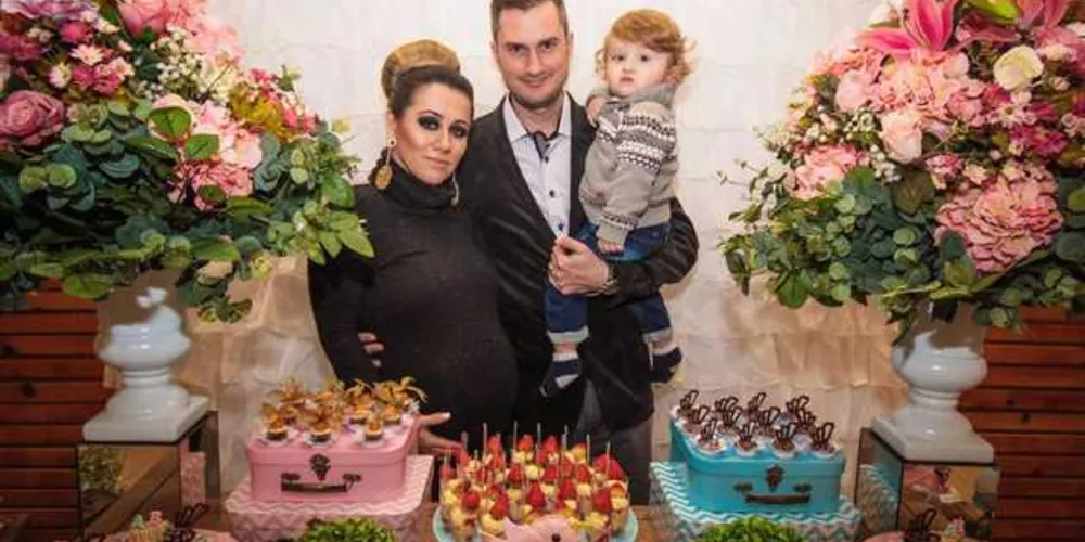 CHÁ DE BEBÊ - No último sábado (22), no Hotel Planalto, o casal Israel e Leandra Schneider junto com o pequeno Vicente, recepcionou amigos e familiares para o Chá de Bebê dos gêmeos Bettina e Antônio. Num ambiente decorado com riqueza de detalhes, especialmente preparado para esse momento especial para a família Schneider, os convidados foram recepcionados com muita simpatia e alegria, pelos anfitriões. Da coluna RC os votos de saúde e alegrias para toda a família.