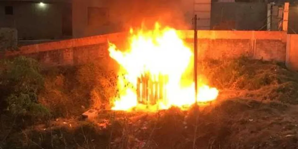 O incêndio aconteceu na Rua Evaristo da Veiga, na Vila Vilela. A casa foi totalmente destruída