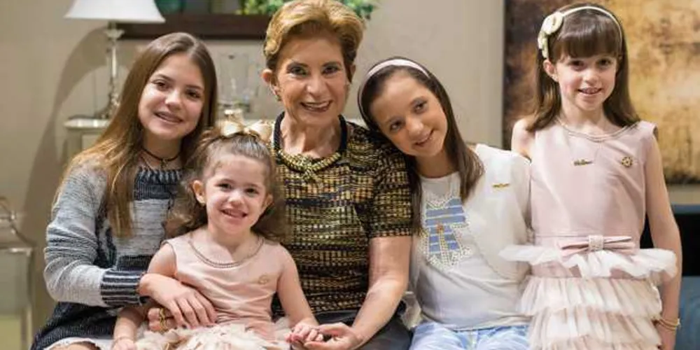 Elizabeth Silveira Schmidt e as netas Bruna Schmidt Leal, Gabriela Gomes Schmidt, Bettina Bach Schmidt e Beatriz Bach Schmidt