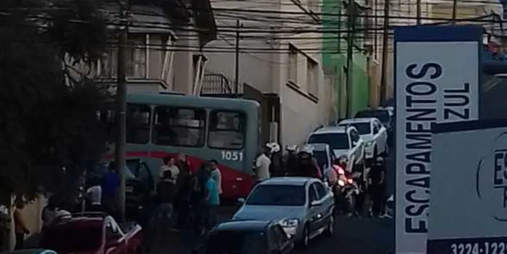 Imagem ilustrativa da imagem Colisão entre carro e ônibus em PG deixa trânsito lento