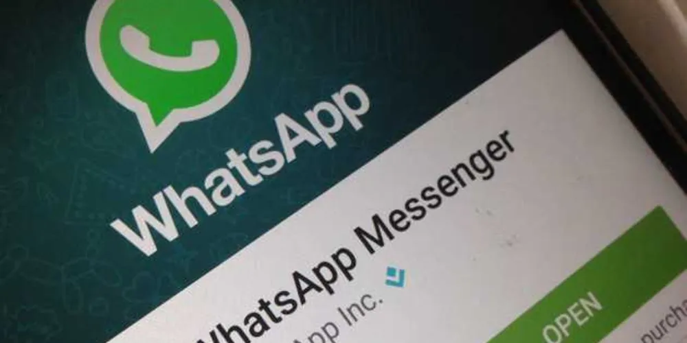 Mulher pega conversa do marido com outra no WhatsApp e divulga conteúdo em panfletos