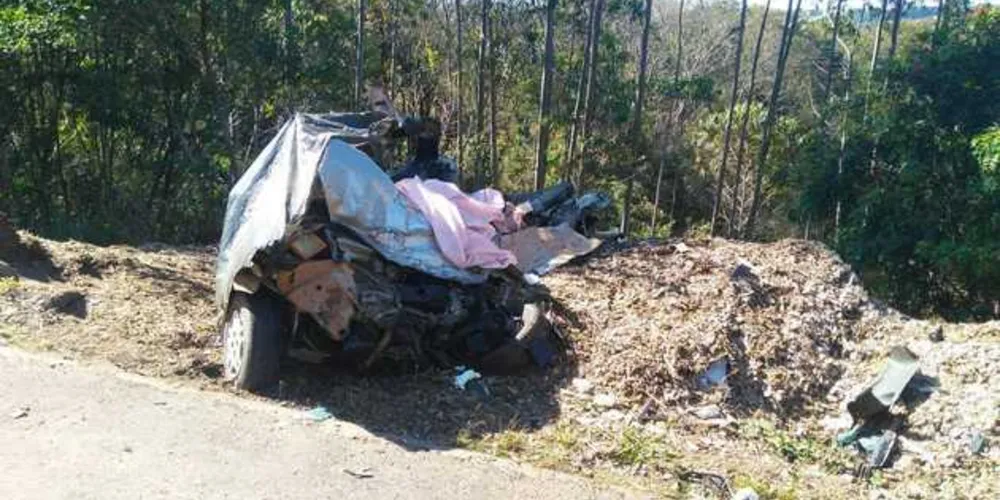 Com o impacto, carro foi dividido ao meio; quatro dos cinco ocupantes morreram na hora | Reprodução/WhatsApp