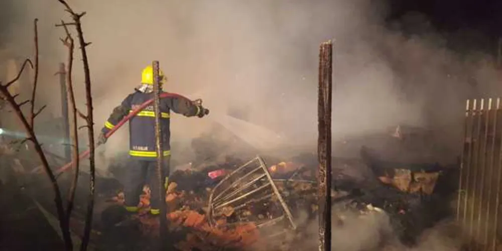 Fogo se alastrou rapidamente e destruiu a casa da idosa | aRede/COP