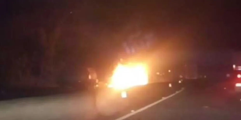 Criminosos assaltaram carro forte da Profort. Um caminhoneiro foi baleado