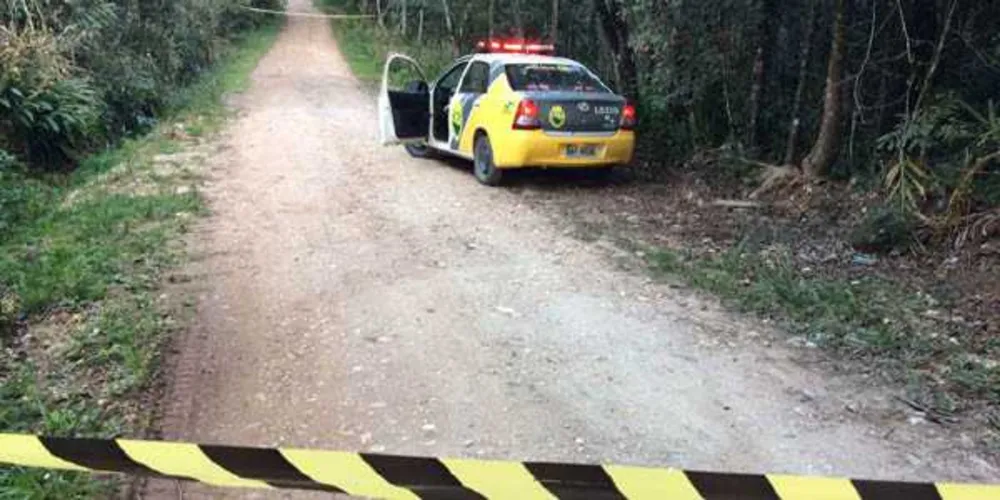 Imagem ilustrativa da imagem Moradores que andavam a cavalo encontram corpo caído em estrada