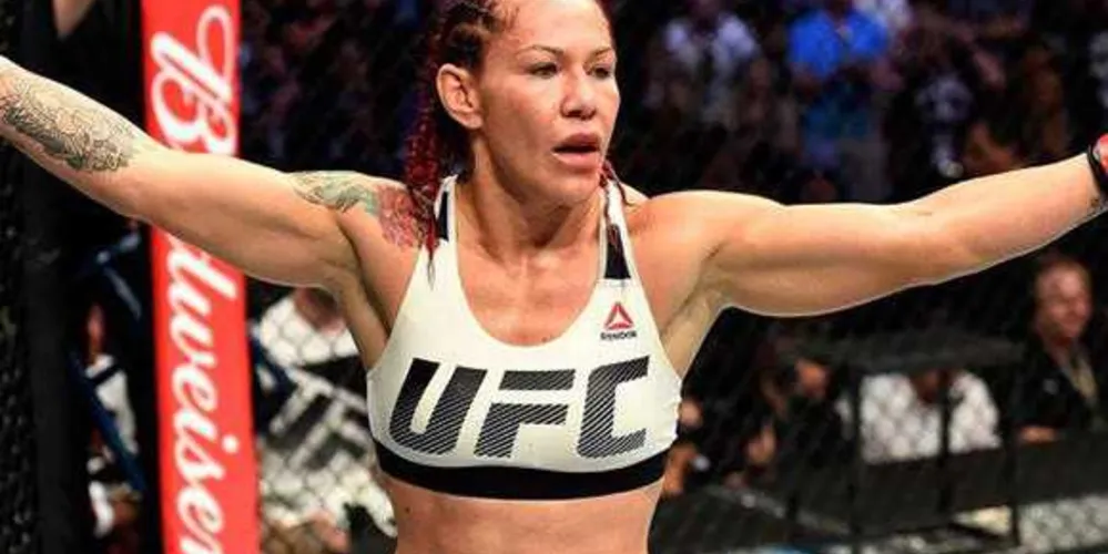 Paranaense conquistou o cinturão do peso pena feminino do UFC | Reprodução/UFC