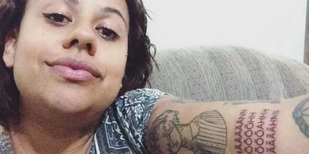 Charlize Mayla tatuou o "gemidão do WhatsApp" no braço/Foto: Facebook/Reprodução