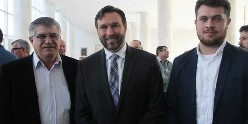 Deputado Marcio Pauliki com o prefeito de Arapoti, Braz Rizzi e com o vereador do município Victor Brondani