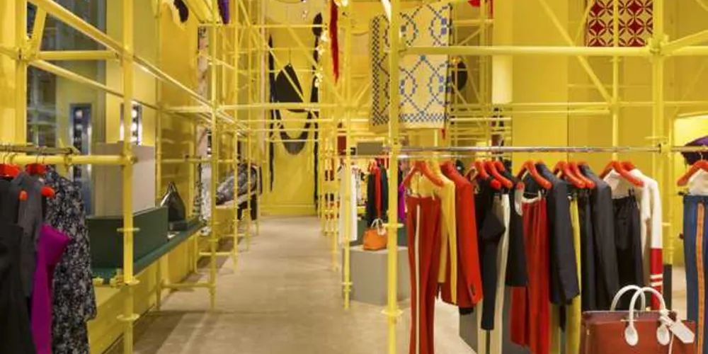 Loja na Madison Avenue possui instalação completa realizada pelo artista Sterling Ruby e peças da coleção de estreia de Raf Simons