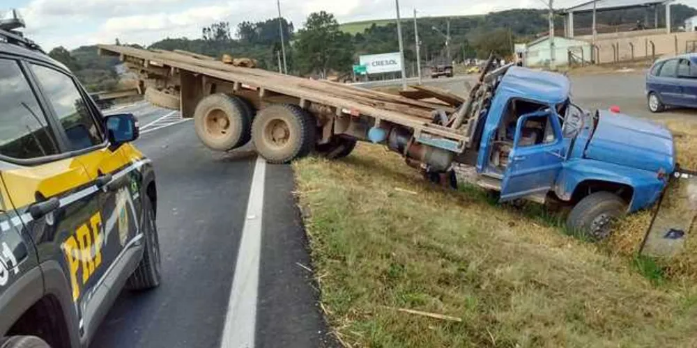 Imagem ilustrativa da imagem Caminhão sem freio derruba poste em rodovia da região
