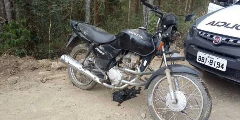 Moto usada na fuga dos bandidos foi abandonada em área rural | Divulgação/PM