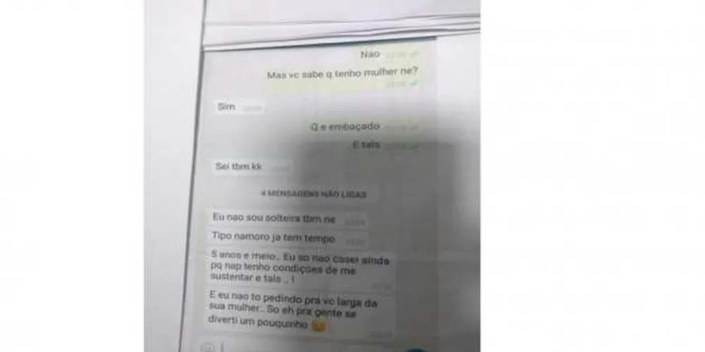 A esposa espalhou panfletos pela cidade, mostrando a conversa entre o marido e a amante