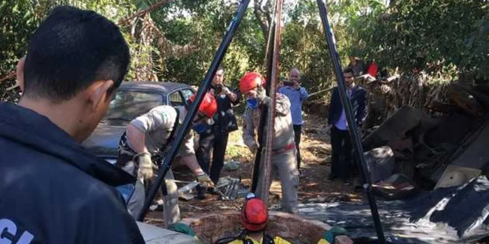 Corpo de Bombeiro desce em fossa para retirar o corpo da moça/Foto: Divulgação Fernanda Neme