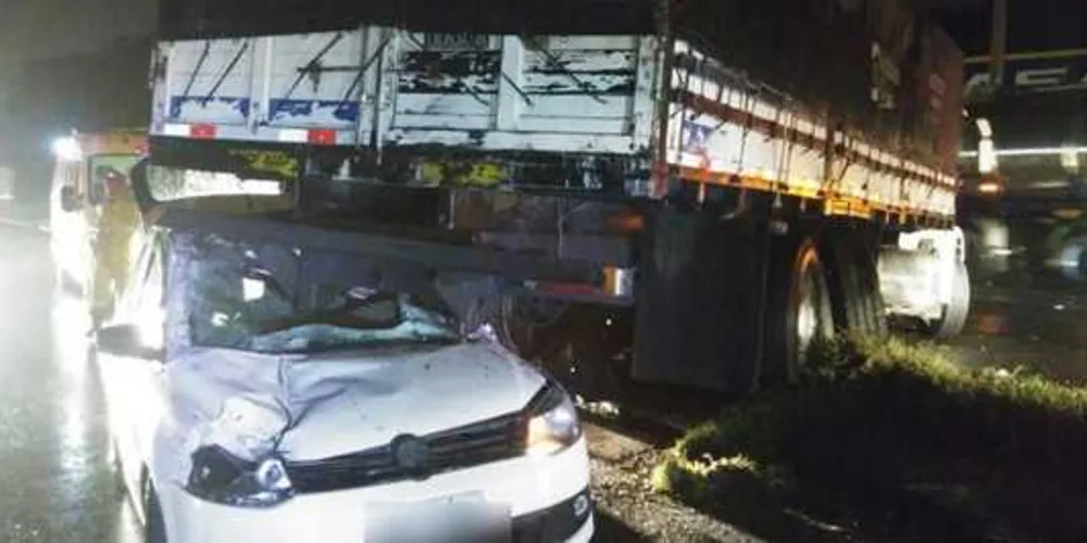Imagem ilustrativa da imagem Carro fica destruído ao bater contra caminhão