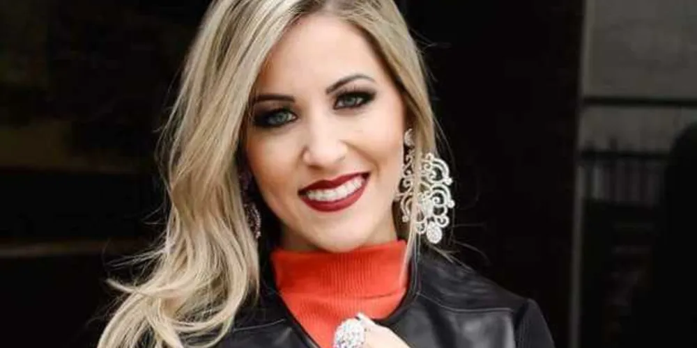BDAY - A competente profissional da odontologia Bianca Oliveira, reserva o dia de hoje (4), para receber os cumprimentos pela passagem de seu aniversário. Bianca que com muita dedicação e comprometimento tem se destacado em sua área de atuação, participando constantemente de atualizações e cursos, para sempre oferecer o melhor aos seus pacientes. Da coluna RC os votos de alegrias e sucesso.