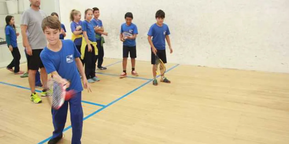 Imagem ilustrativa da imagem Alunos da rede municipal participam de aula sobre Squash