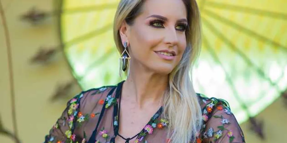 
DESTAQUE - A conceituada profissional da Odontologia Lorene Mezzomo Caldeira Penteado, que foi nossa selecionada para o ensaio do mês da coluna RC Entrevista, empresta sua beleza e elegância para a edição do Jornal da Manhã deste fim de semana.  