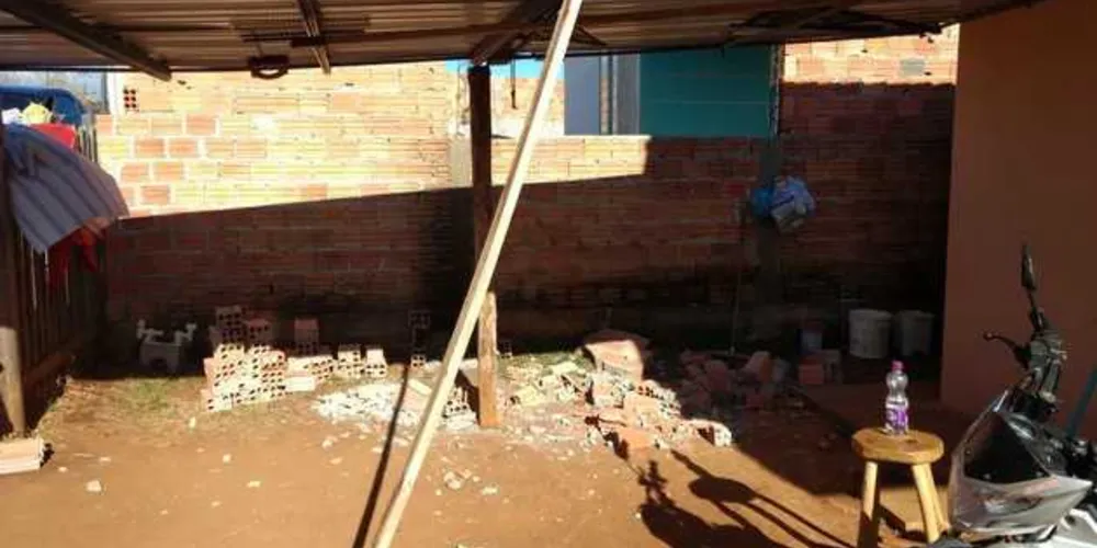 Imagem ilustrativa da imagem Muro despenca sobre jovem em residencial de PG