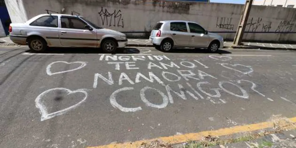 Imagem ilustrativa da imagem Declaração de amor feita em rua de PG chama a atenção