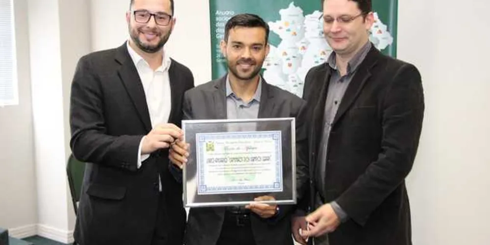 Os empresários Eloir Rodrigues e Marcio Krzyuy com o vereador Daniel Milla, que fez a entrega da Moção de Aplauso concedida pela Câmara Municipal de nossa cidade, pela relevância que esta publicação tem para nossa cidade. 