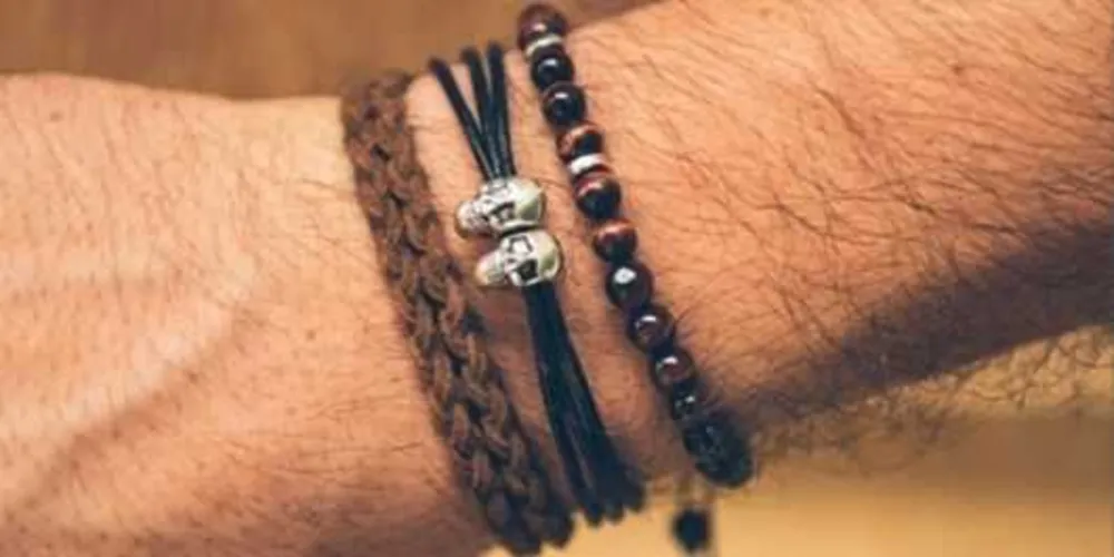 Uma pulseira combinando com outros assessórios pode deixar o estilo mais agradável/ Foto: Divulgação Tudo com Moda