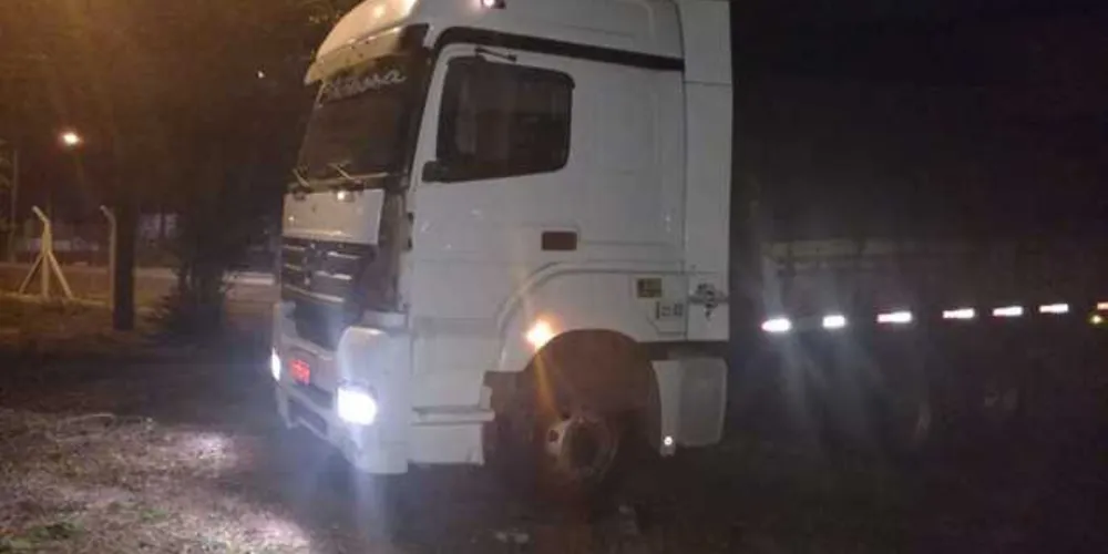 Imagem ilustrativa da imagem Caminhão invade área da PRF em rodovia de PG