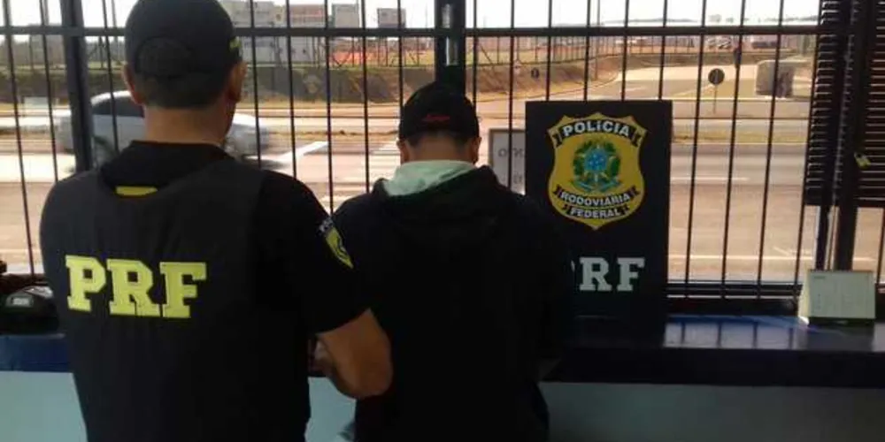 Imagem ilustrativa da imagem PRF detém motorista com CNH falsa em PG