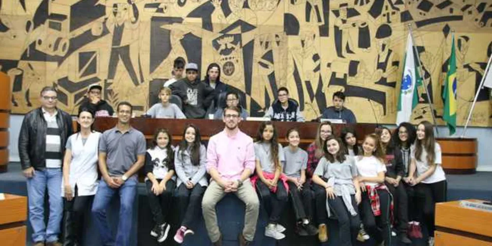 Imagem ilustrativa da imagem Alunos de colégio estadual visitam o Legislativo em PG